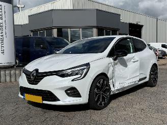 skadebil auto Renault Clio 1.6 E-Tech Hybrid 145 Techno AUTOMAAT 2022/10