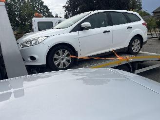 damaged passenger cars Ford Focus Wagon 1.0 EcoBoost Titanium 2014/1