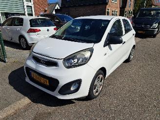 Schadeauto Kia Picanto 1.0i 2013/6