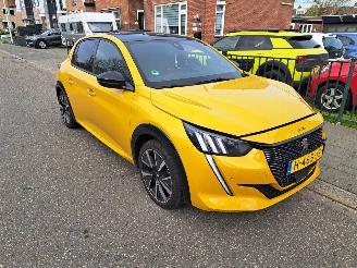 krockskadad bil auto Peugeot 208 1.2 pure tech GT line 2020/2