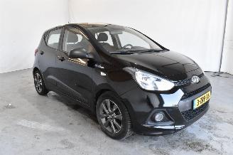 Vaurioauto  passenger cars Hyundai I-10 1.0i i-Motion 2015/2