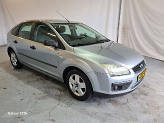 uszkodzony samochody osobowe Ford Focus 1.6-16V First Edition 2005/4