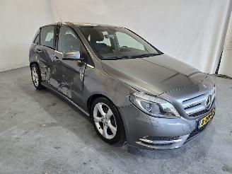 krockskadad bil auto Mercedes B-klasse 180 Ambition 2014/1