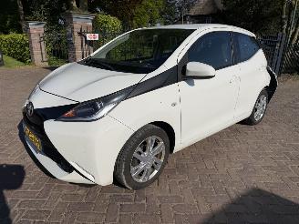 krockskadad bil auto Toyota Aygo 1.0 VVT-i x-play 2014/7
