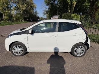 Toyota Aygo 1.0 VVT-i x-play picture 2