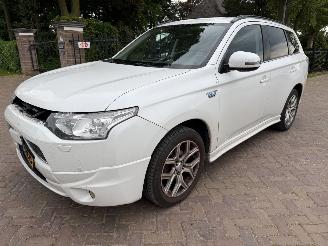 uszkodzony samochody osobowe Mitsubishi Outlander 2.0 PHEV Instyle 2014/10