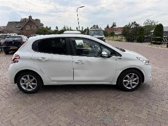 Peugeot 208 1.2 VTi Style picture 6