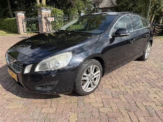 uszkodzony samochody osobowe Volvo V-60 2.0 D3 R-Design 2011/3