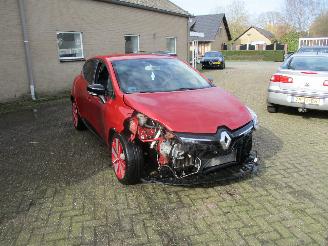 Damaged car Renault Clio 0.9 TCe Dynamique 2013/5