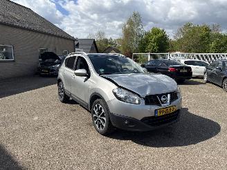 damaged passenger cars Nissan Qashqai 1.6 Connect Edition REST BPM €500,-!!! 2013/1