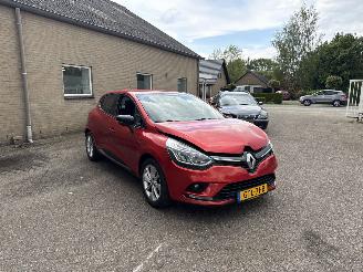 uszkodzony samochody osobowe Renault Clio 0.9 TCe Bose 2017/8
