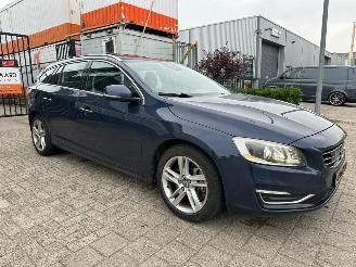 Schadeauto Volvo V-60 2.4 D6 AWD Plug-In Hybrid Summum 2013/11