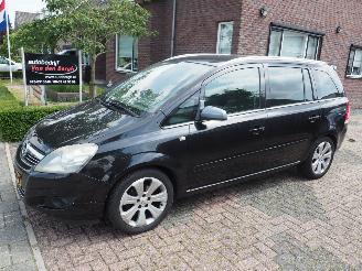 Damaged car Opel Zafira 1.8 Cosmo 7 Persoons 2010/3