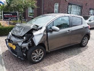 Coche accidentado Toyota Yaris 1.5 VVT-i Dynamic 2019/10