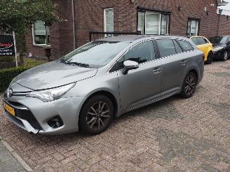 uszkodzony samochody osobowe Toyota Avensis 1.8 VVT-I Aspiration Automaat 2015/7