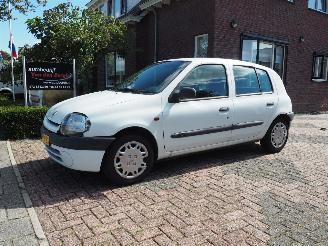 Vaurioauto  passenger cars Renault Clio 1.2 MTV 2000/2