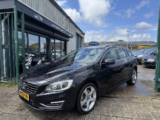 uszkodzony samochody osobowe Volvo V-60 2.4 D6 AWD Plug-in Hybrid Summum 2013/12