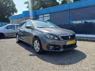 skadebil auto Peugeot 308 SW 1.2 PureTech Blue Lease Executive 2020/2