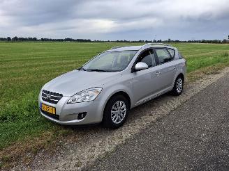 uszkodzony samochody osobowe Kia Ceed SW 1.6 16V 2009/4