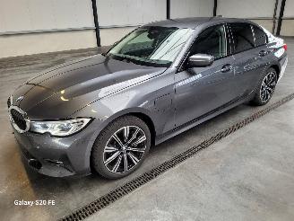 skadebil auto BMW 3-serie 330e Limo 215-KW Automaat High-Executive 2019/10