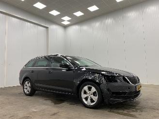 krockskadad bil auto Skoda Octavia Combi 1.6 TDI Edition Navi Clima 2018/8