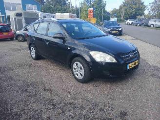 Voiture accidenté Kia Cee d Cee\'d Sporty Wagon (EDF) Combi 1.6 CVVT 16V (G4FC) [93kW] 2009/3