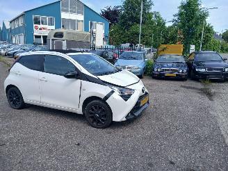 Damaged car Toyota Aygo Aygo (B40) Hatchback 1.0 12V VVT-i (1KR-FE) [53kW] 2018/8