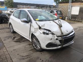 Vaurioauto  passenger cars Peugeot 208 208 I (CA/CC/CK/CL) Hatchback 2012 / 2019 - 1.2 12V e-THP PureTech 110 Hatchback  Benzine 1.199cc 81kW (110pk) FWD 2013-01/2019-12 (CAHNZ; CCHNZ) EB2DT; HNZ 2016/8