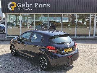 damaged passenger cars Peugeot 208 1.2 Vti 12V PureTech 82 Hatchback  Benzine 1.199cc 60kW (82pk) FWD 2016/5