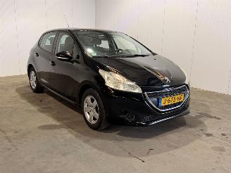 damaged passenger cars Peugeot 208 1.0 Vti 12V PureTech Hatchback  Benzine 2014/10