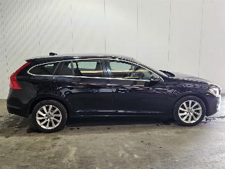 Vaurioauto  passenger cars Volvo V-60 2.0 D3 20V Combi/o  Diesel 1.984cc 120kW (163pk) FWD 2013/8