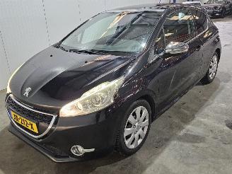 Vaurioauto  passenger cars Peugeot 208 1.4 16V Hatchback  Benzine 1.397cc 70kW (95pk) FWD 2012/4