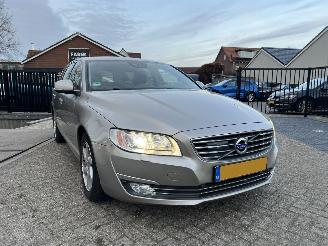 krockskadad bil auto Volvo V-70 2.0 T4 Inscription Edition Pano 2015/9