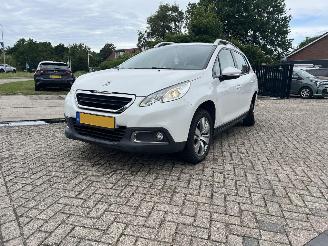 damaged passenger cars Peugeot 2008 1.2 PureTech Blue Lion 2016/2
