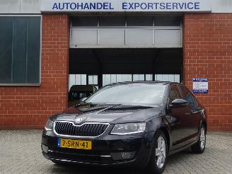Schadeauto Skoda Octavia Ambition Greenline 1.6 TDI 81kw, Leer, Navi, DAB+, Cruise 2013/12