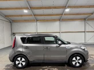 krockskadad bil auto Kia Soul EV 27kWh 81kW ExecutiveLine DAB Stoel/Stuurverwarming 2015/10