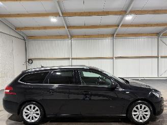 Damaged car Peugeot 308 1.2 96kW PureTech Style Airco Navi 2016/4