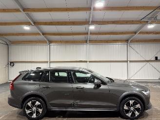 Damaged car Volvo V-60 Cross Country 2.0B5 184kW Automaat AWD Pro 2021/2
