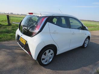 Toyota Aygo 1.0 VVT-I X Play Airco navigatie achter uit camera 2015 2015/11