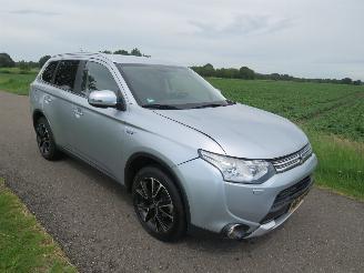 Damaged car Mitsubishi Outlander 2.0  121PK PHEV 4X4 PLUG IN  HYBRIDE EXECUTIVE X LINE EDITION 2015  CAMERA 2015/10