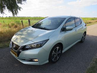 Vaurioauto  passenger cars Nissan Leaf 2.ZERO EDITION 40 kWh Elektrisch Automaat Camera Stoelverwarming Navigatie schadevrij 2018/4