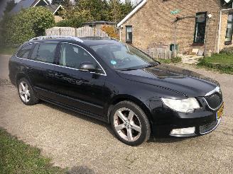 krockskadad bil auto Skoda Superb 2.0 TDi combi  ambition 2010/9