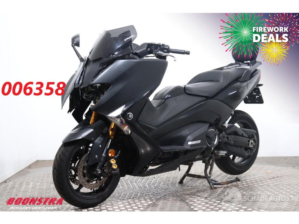 Yamaha T-Max 530 Black Max Akrapovic