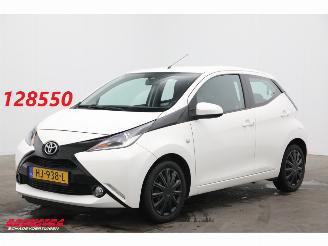 occasion passenger cars Toyota Aygo 1.0 VVT-i x-play Bluetooth Airco Cruise Camera 2015/12