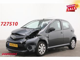 Voiture accidenté Toyota Aygo 1.0 VVT-i Now 5-DRS Navi Airco 96.456 km! 2013/9
