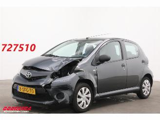 škoda osobní automobily Toyota Aygo 1.0 VVT-i Now 5-DRS Navi Airco 96.456 km! 2013/9