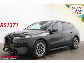 krockskadad bil auto BMW iX xDrive50 112 kWh LED ACC HUD 360° H/K Memory Ventilatie AHK 2024/3