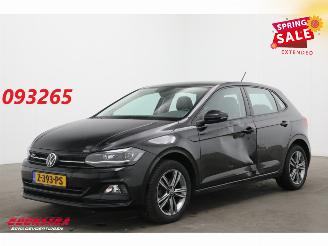 krockskadad bil auto Volkswagen Polo 1.0 TSI DSG Highline R-Line Apple/Android Clima Cruise Camera SHZ 2021/6