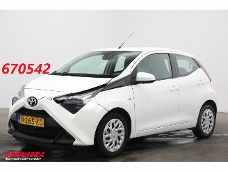 Schadeauto Toyota Aygo 1.0 VVT-i x-play Navi Airco Cruise Camera 2022/2