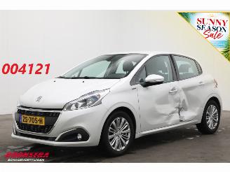 Vaurioauto  passenger cars Peugeot 208 1.2 PT. 110 Signature Clima PDC Mirrorlink Camera 93.920 km! 2019/1